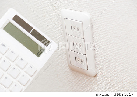 電気スイッチと電卓 節電 電気スイッチと電卓 節電 39931017