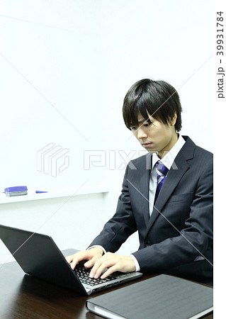 残業で疲労した会社員 39931784