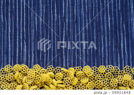 Macaroni ruote Beautiful decomposed pasta with a bottom on a rustic striped blue white textured 39931848