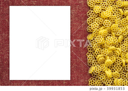Macaroni ruote Beautiful decomposed pasta with the right, on its side on a rustic red-brown textured 39931853