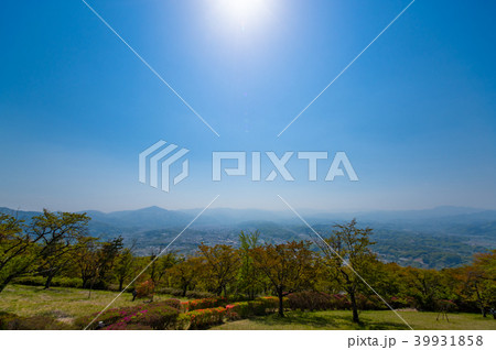 春の美の山 蓑山からの秩父盆地の眺望 a 超広角 太陽の光芒 春の美の山 蓑山からの秩父盆地の眺望 a 超広角 太陽の光芒 39931858