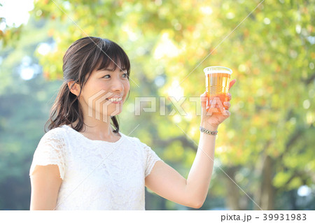 ビールを飲む女性 ビールを飲む女性 39931983