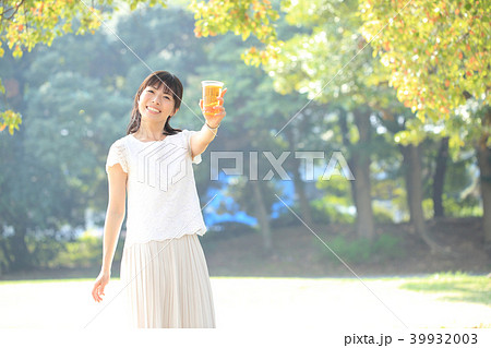 ビールを飲む女性 39932003