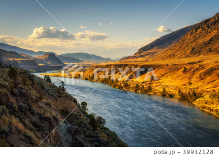 Thompson River at sunset in British Columbia, Canada 39932128