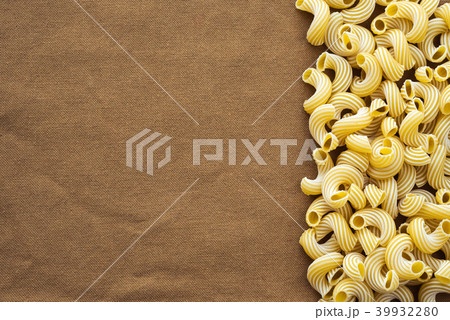 Macaroni rigati Beautiful decomposed pasta with the right, on its side on a rustic brown textured 39932280