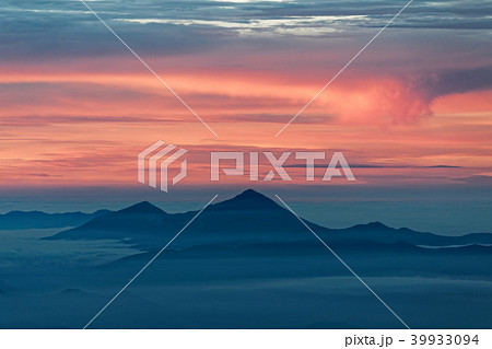 飯豊本山から見る未明の磐梯山 39933094