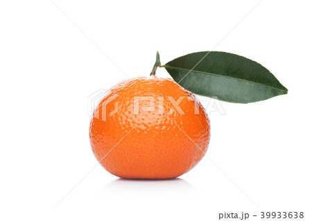 Fresh organic mandarin tangerine fruit with leaves 39933638