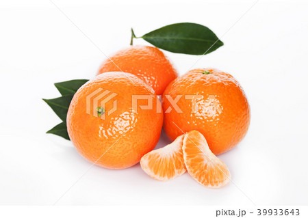 Fresh organic mandarin tangerine fruit with leaves Fresh organic mandarin tangerine fruit with leaves 39933643