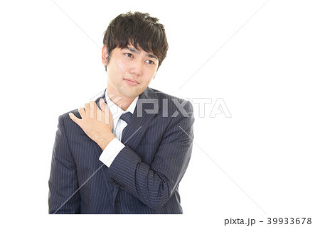 肩こりに悩む男性 肩こりに悩む男性 39933678