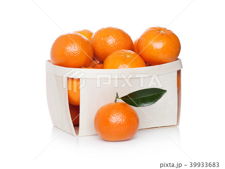 Box of Fresh organic mandarins tangerines fruits Box of Fresh organic mandarins tangerines fruits 39933683