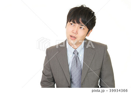 疲れた表情のビジネスマン 39934366