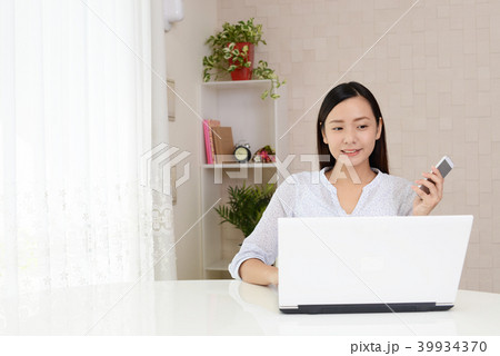 パソコンを楽しむ女性 39934370