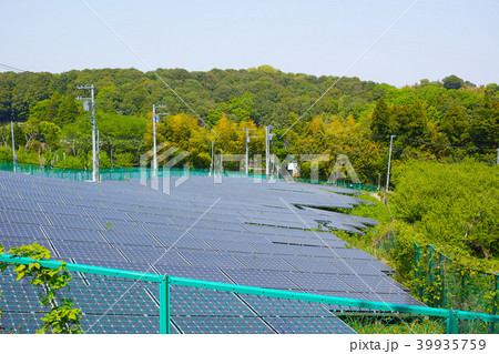 ふるさと尾根道緑道から見える太陽光発電所 横浜市旭区 ふるさと尾根道緑道から見える太陽光発電所 横浜市旭区 39935759
