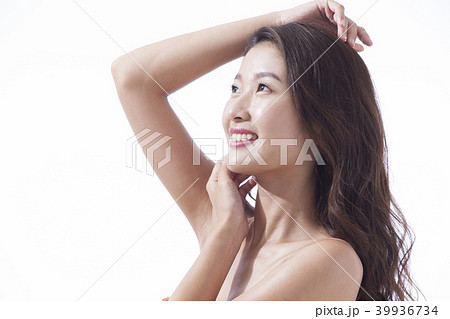 ビキニ姿の若い女性 日差し ビキニ姿の若い女性 日差し 39936734