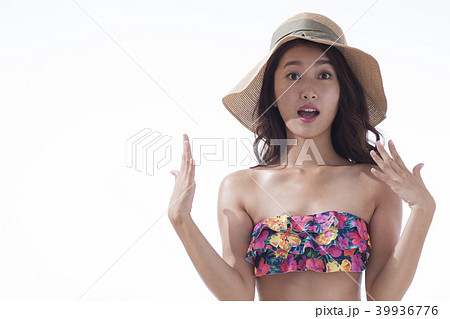 ビキニ姿の若い女性 日差し ビキニ姿の若い女性 日差し 39936776