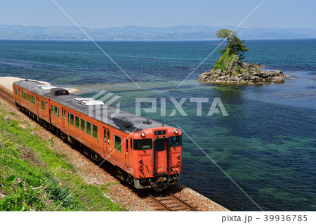 海岸を走る列車 39936785