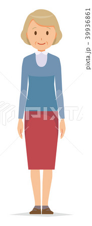 青い服を着た高齢女性が立っている 39936861