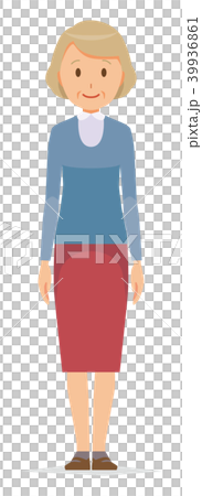 青い服を着た高齢女性が立っている 39936861