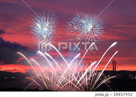 花火と夕焼け 伊丹花火大会 兵庫県 伊丹市 の写真素材