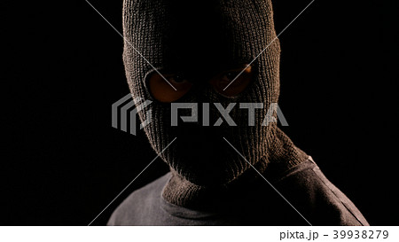 The robber looking at the victim  39938279