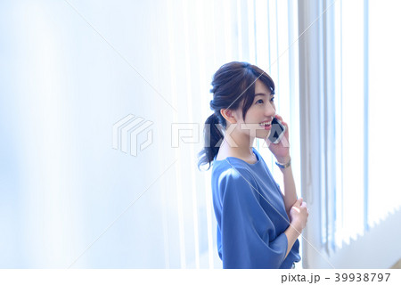 オフィス　女性　スマホ 39938797