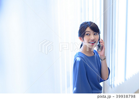 オフィス　女性　スマホ 39938798
