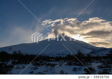 浅間山の雪景色・鬼押ハイウェー(群馬県) 浅間山の雪景色・鬼押ハイウェー(群馬県) 39939700