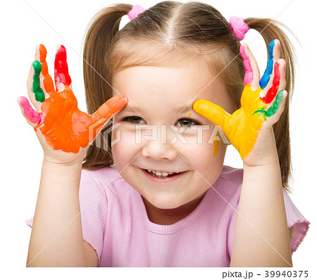 Portrait of a cute girl playing with paints 39940375
