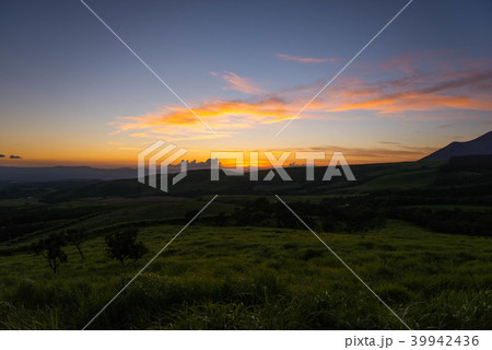 夕焼け　くじゅう高原　阿蘇 39942436