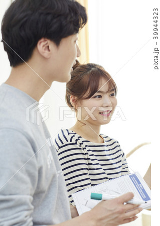 ノート オフィス 若い女性 39944323