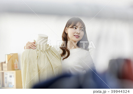 デザイナー マネキン 若い女性 39944324