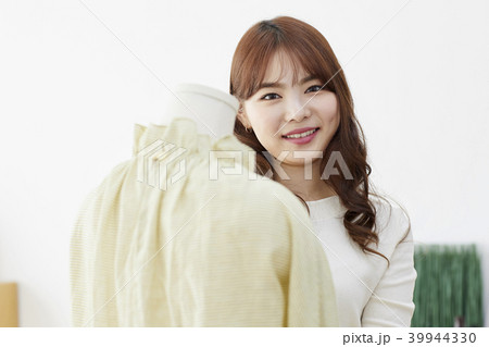 デザイナー マネキン 若い女性 39944330