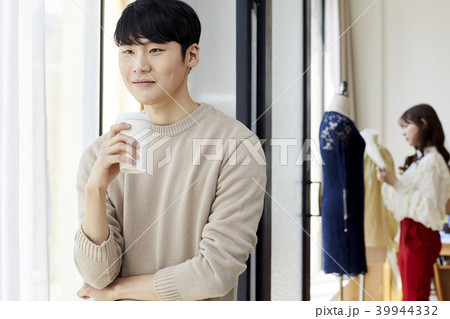 デザイナー オフィス 若い男 39944332