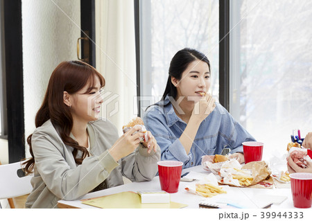 食べる 若い女性 テーブル 39944333