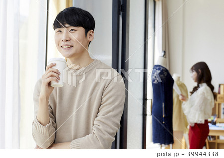 デザイナー 笑顔 微笑 39944338