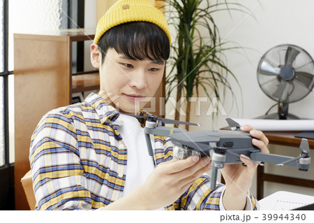 ドローン 若い男 若い男性 39944340