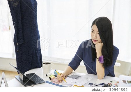 デザイナー マネキン 若い女性 39944392