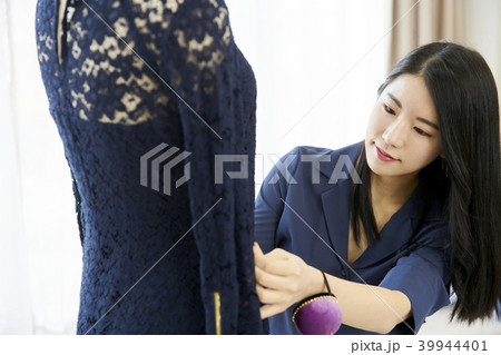 デザイナー 若い女性 ファッションデザイン 39944401
