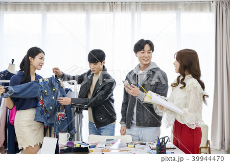 仲間 同僚 デザイナー 39944470
