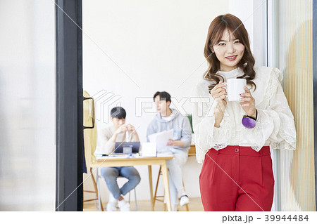 マグカップ オフィス 若い女性 39944484