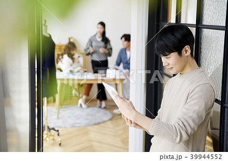 デザイナー オフィス 若い男 39944552