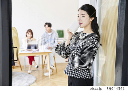 デザイナー 若い女性 韓国人 39944561