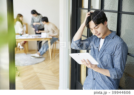 オフィス 若い男 若い男性 39944606