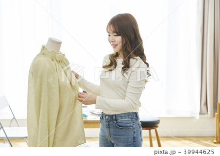 デザイナー 若い女性 ファッションデザイン 39944625