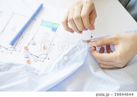 ボタン シャツ 手 39944644