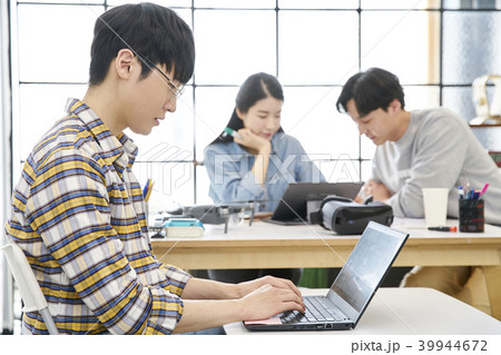 オフィス 若い男 若い男性 39944672