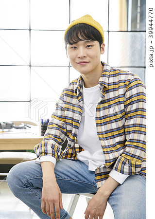 オフィス シャツ 若い男 39944770