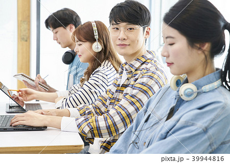 若い男 若い男性 若い女性 39944816