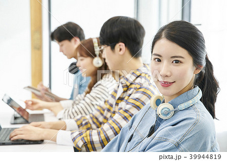 ノートパソコン ノートブック 女性 39944819