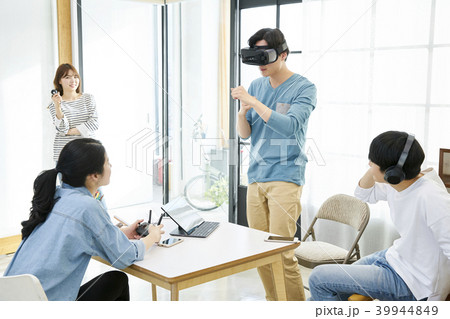 若い男 若い男性 若い女性 39944849